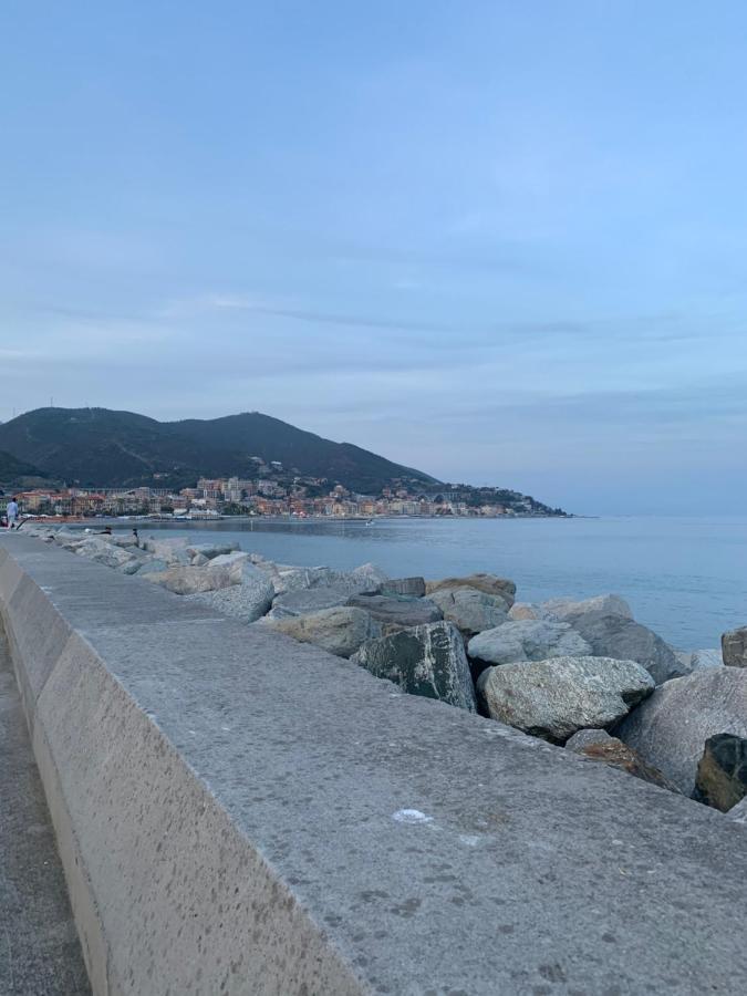 Casa Erika Fronte Mare Apartment Вараце Екстериор снимка